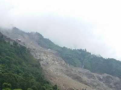 दोलखामा गएको पहिरोमा परी एक जनाको मृत्यु, तीन जना घाइते